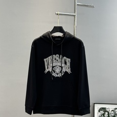 Versace范思哲新款胸口徽标logo装饰连帽卫衣,简约时尚的设计,宽松休闲的版型,散发出属于南法风情 Versace范思哲新款胸口徽标logo装饰连帽卫衣,简约时尚的设计,宽松休闲的版型,散发出属于南法风情