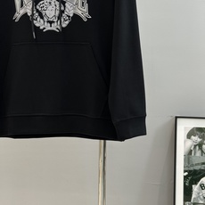 Versace范思哲新款胸口徽标logo装饰连帽卫衣,简约时尚的设计,宽松休闲的版型,散发出属于南法风情 Versace范思哲新款胸口徽标logo装饰连帽卫衣,简约时尚的设计,宽松休闲的版型,散发出属于南法风情