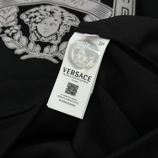 Versace范思哲新款胸口徽标logo装饰连帽卫衣,简约时尚的设计,宽松休闲的版型,散发出属于南法风情 Versace范思哲新款胸口徽标logo装饰连帽卫衣,简约时尚的设计,宽松休闲的版型,散发出属于南法风情
