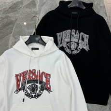 Versace范思哲新款胸口徽标logo装饰连帽卫衣,简约时尚的设计,宽松休闲的版型,散发出属于南法风情 Versace范思哲新款胸口徽标logo装饰连帽卫衣,简约时尚的设计,宽松休闲的版型,散发出属于南法风情