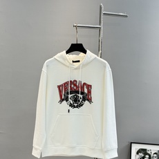 Versace范思哲新款胸口徽标logo装饰连帽卫衣,简约时尚的设计,宽松休闲的版型,散发出属于南法风情 Versace范思哲新款胸口徽标logo装饰连帽卫衣,简约时尚的设计,宽松休闲的版型,散发出属于南法风情
