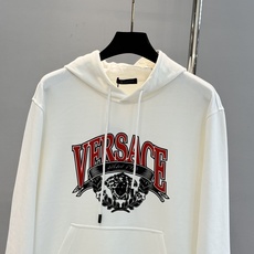 Versace范思哲新款胸口徽标logo装饰连帽卫衣,简约时尚的设计,宽松休闲的版型,散发出属于南法风情 Versace范思哲新款胸口徽标logo装饰连帽卫衣,简约时尚的设计,宽松休闲的版型,散发出属于南法风情