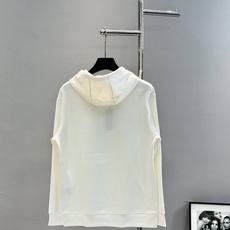 Versace范思哲新款胸口徽标logo装饰连帽卫衣,简约时尚的设计,宽松休闲的版型,散发出属于南法风情 Versace范思哲新款胸口徽标logo装饰连帽卫衣,简约时尚的设计,宽松休闲的版型,散发出属于南法风情