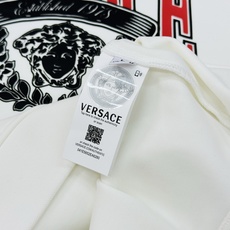 Versace范思哲新款胸口徽标logo装饰连帽卫衣,简约时尚的设计,宽松休闲的版型,散发出属于南法风情 Versace范思哲新款胸口徽标logo装饰连帽卫衣,简约时尚的设计,宽松休闲的版型,散发出属于南法风情
