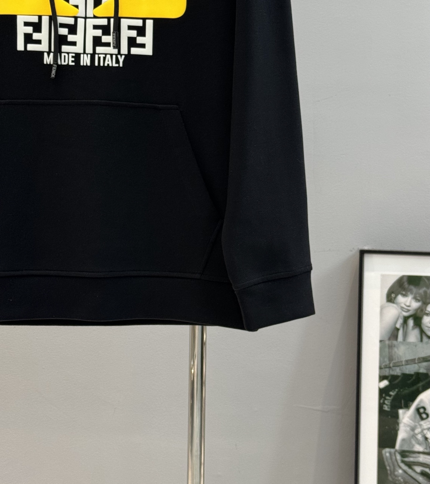 FENDI芬迪新款小怪兽图案T连帽卫衣.“FEND”品牌标志部分字母FF规矩图形被设计成一对黑色的类似怪