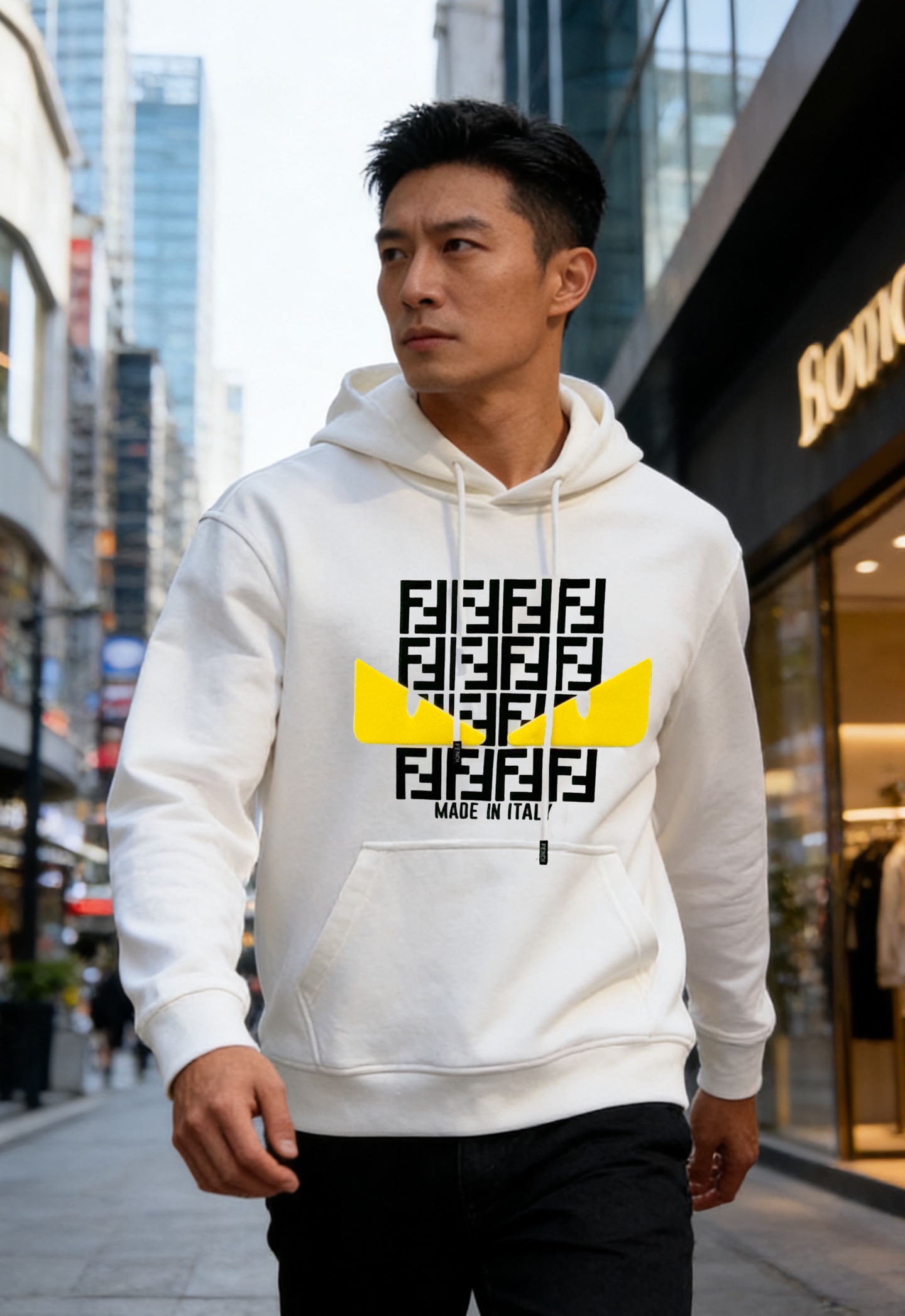 FENDI芬迪新款小怪兽图案T连帽卫衣.“FEND”品牌标志部分字母FF规矩图形被设计成一对黑色的类似怪
