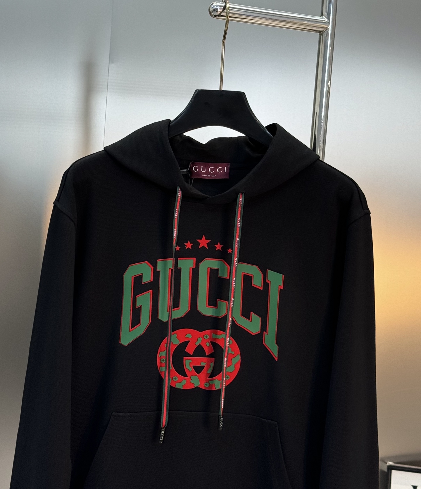 GUCCI古奇新款胸口徽标logo装饰连帽卫衣，简约时尚的设计，宽松休闲的版型，甄选天丝面料让潮流男女都