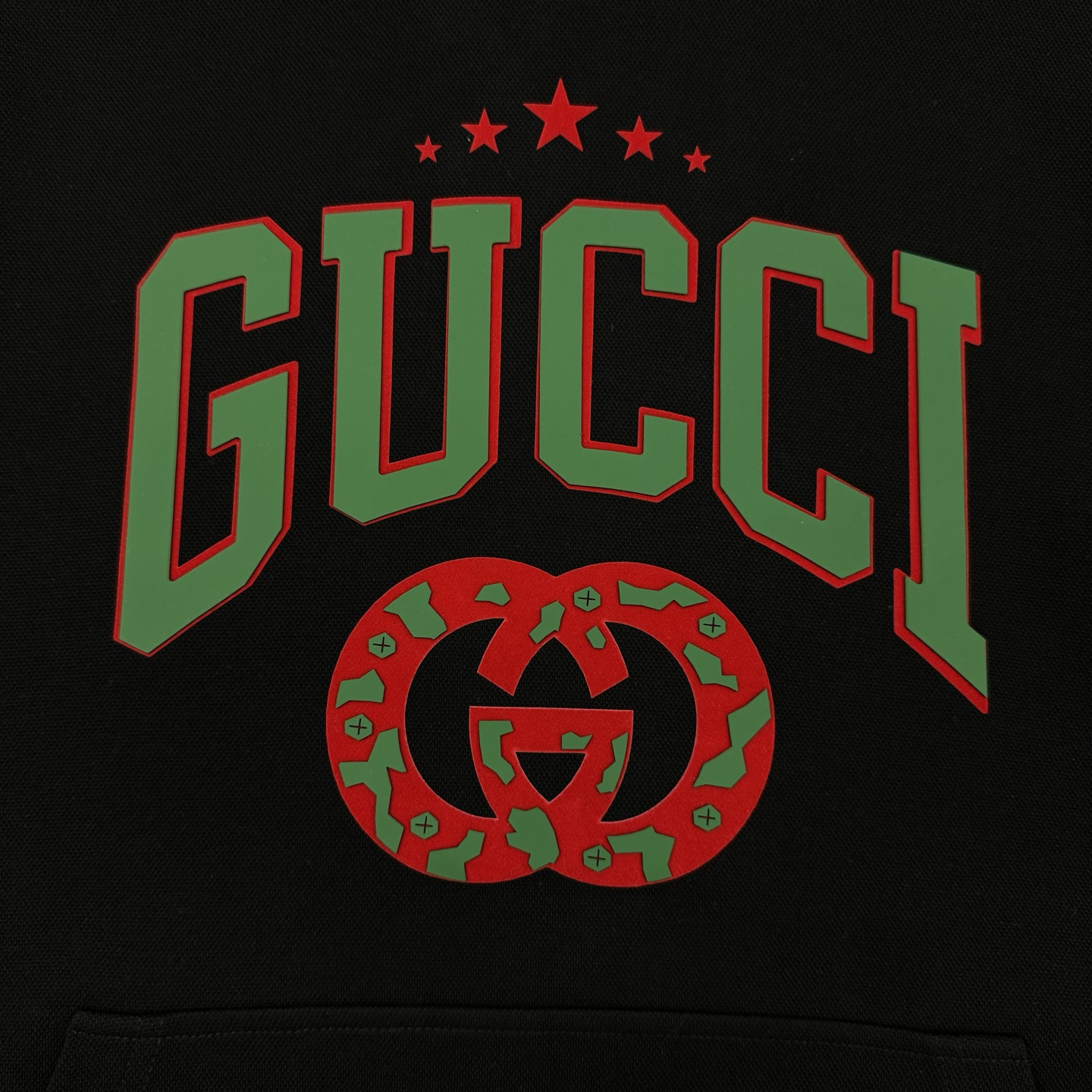 GUCCI古奇新款胸口徽标logo装饰连帽卫衣，简约时尚的设计，宽松休闲的版型，甄选天丝面料让潮流男女都