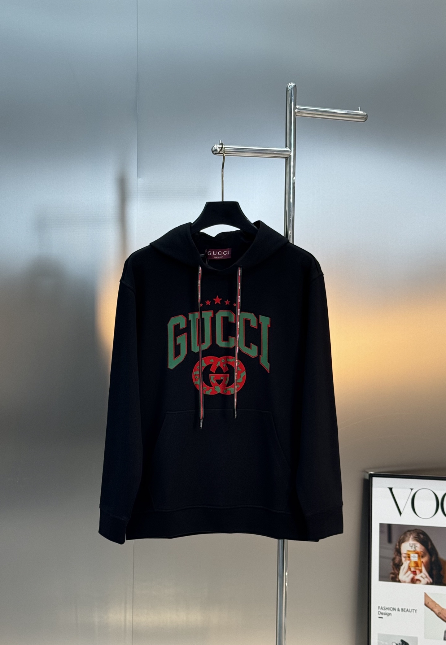 GUCCI古奇新款胸口徽标logo装饰连帽卫衣，简约时尚的设计，宽松休闲的版型，甄选天丝面料让潮流男女都