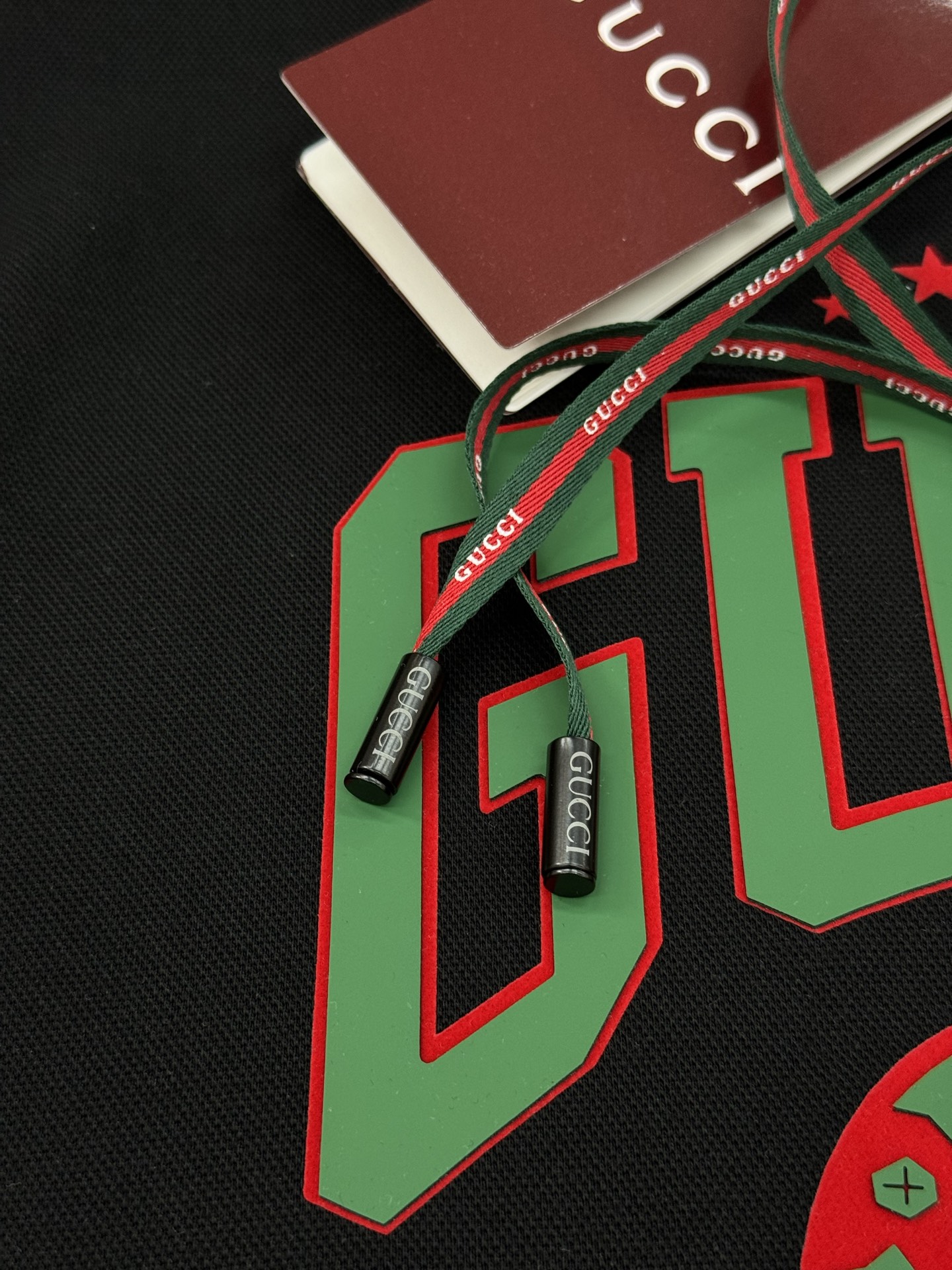 GUCCI古奇新款胸口徽标logo装饰连帽卫衣，简约时尚的设计，宽松休闲的版型，甄选天丝面料让潮流男女都
