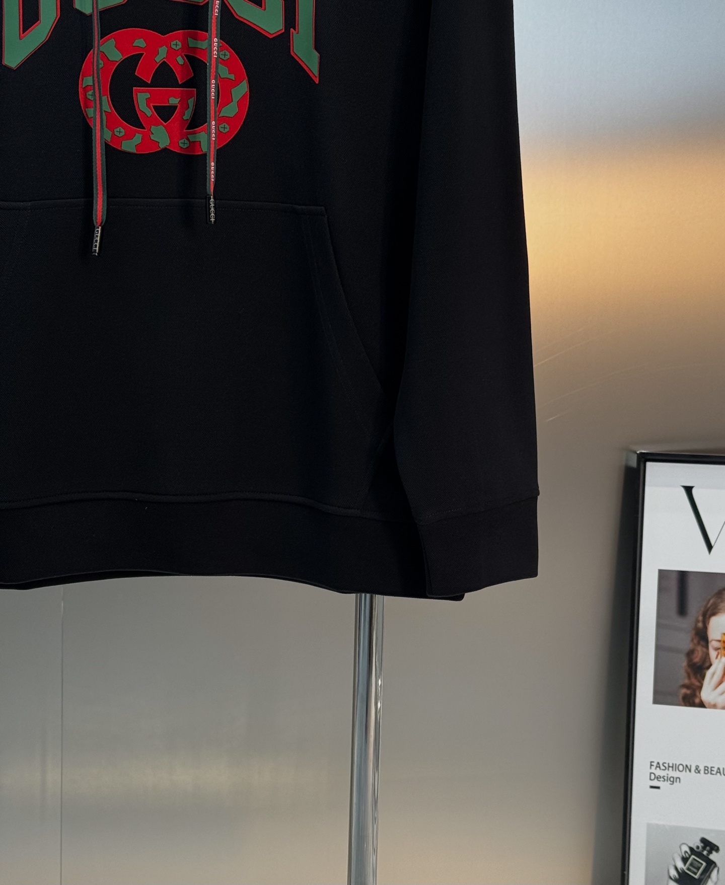 GUCCI古奇新款胸口徽标logo装饰连帽卫衣，简约时尚的设计，宽松休闲的版型，甄选天丝面料让潮流男女都