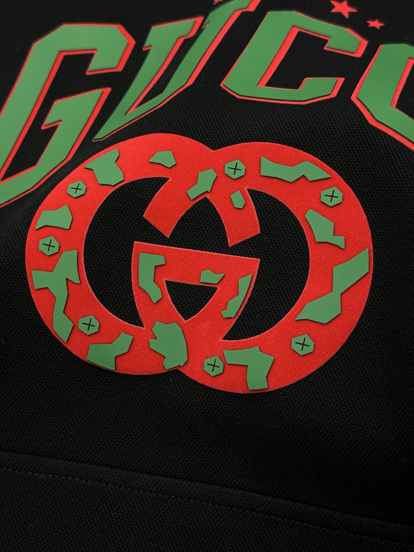 GUCCI古奇新款胸口徽标logo装饰连帽卫衣，简约时尚的设计，宽松休闲的版型，甄选天丝面料让潮流男女都