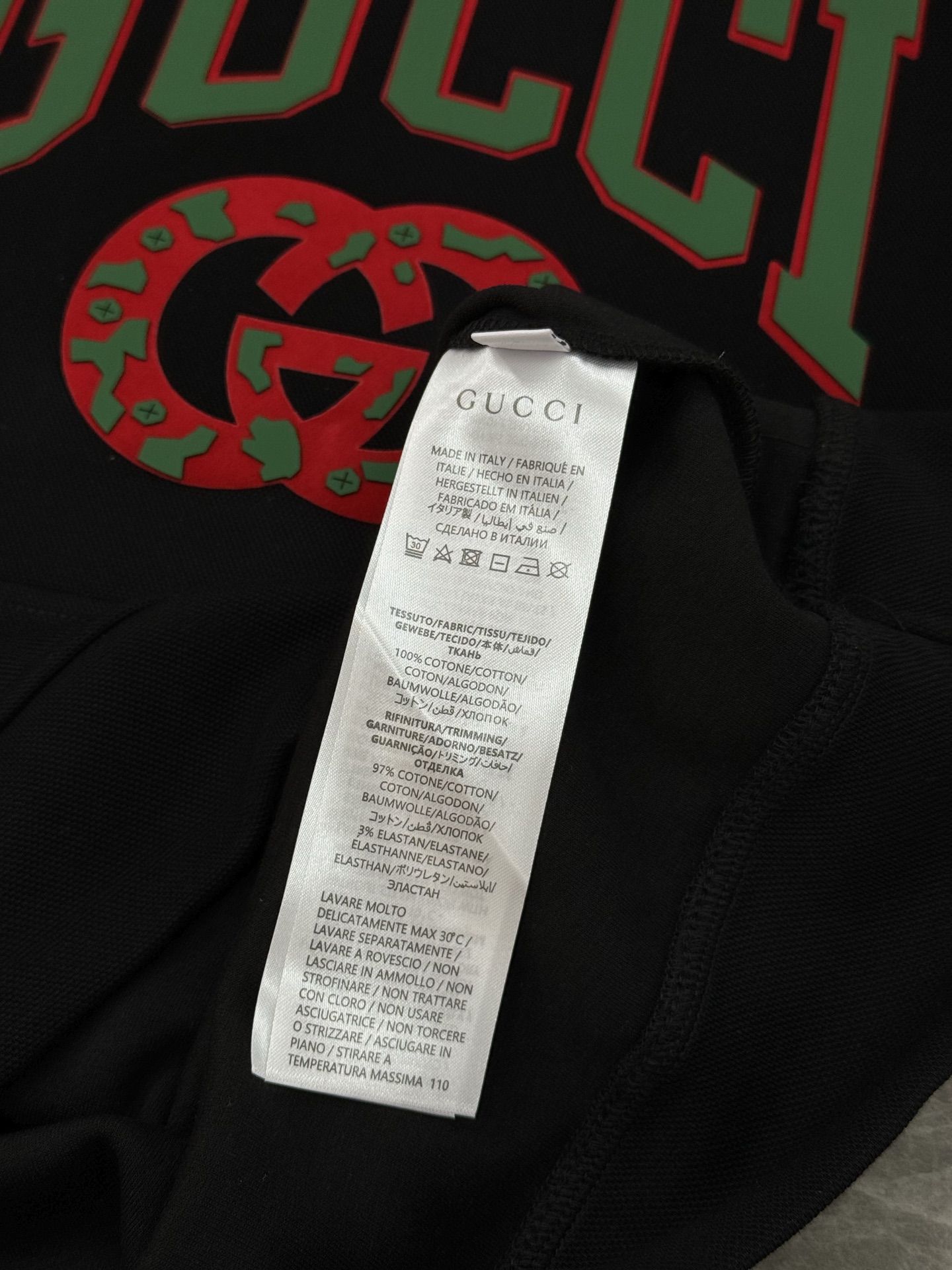 GUCCI古奇新款胸口徽标logo装饰连帽卫衣，简约时尚的设计，宽松休闲的版型，甄选天丝面料让潮流男女都