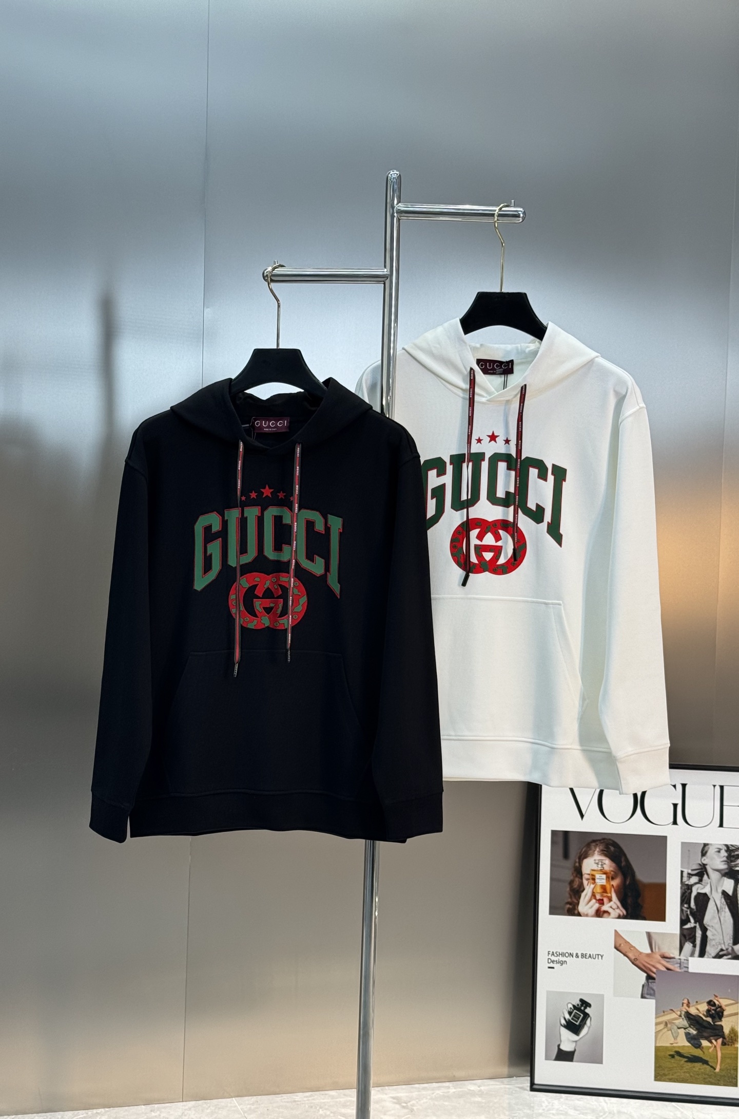 GUCCI古奇新款胸口徽标logo装饰连帽卫衣，简约时尚的设计，宽松休闲的版型，甄选天丝面料让潮流男女都