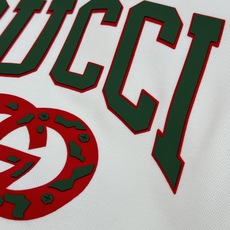 GUCCI古奇新款胸口徽标logo装饰连帽卫衣,简约时尚的设计,宽松休闲的版型,甄选天丝面料让潮流男女都 GUCCI古奇新款胸口徽标logo装饰连帽卫衣,简约时尚的设计,宽松休闲的版型,甄选天丝面料让潮流男女都