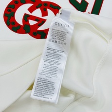 GUCCI古奇新款胸口徽标logo装饰连帽卫衣,简约时尚的设计,宽松休闲的版型,甄选天丝面料让潮流男女都 GUCCI古奇新款胸口徽标logo装饰连帽卫衣,简约时尚的设计,宽松休闲的版型,甄选天丝面料让潮流男女都