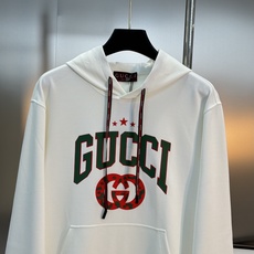 GUCCI古奇新款胸口徽标logo装饰连帽卫衣,简约时尚的设计,宽松休闲的版型,甄选天丝面料让潮流男女都 GUCCI古奇新款胸口徽标logo装饰连帽卫衣,简约时尚的设计,宽松休闲的版型,甄选天丝面料让潮流男女都