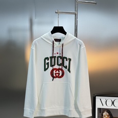 GUCCI古奇新款胸口徽标logo装饰连帽卫衣,简约时尚的设计,宽松休闲的版型,甄选天丝面料让潮流男女都 GUCCI古奇新款胸口徽标logo装饰连帽卫衣,简约时尚的设计,宽松休闲的版型,甄选天丝面料让潮流男女都