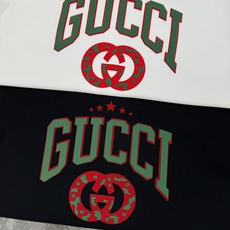 GUCCI古奇新款胸口徽标logo装饰连帽卫衣,简约时尚的设计,宽松休闲的版型,甄选天丝面料让潮流男女都 GUCCI古奇新款胸口徽标logo装饰连帽卫衣,简约时尚的设计,宽松休闲的版型,甄选天丝面料让潮流男女都