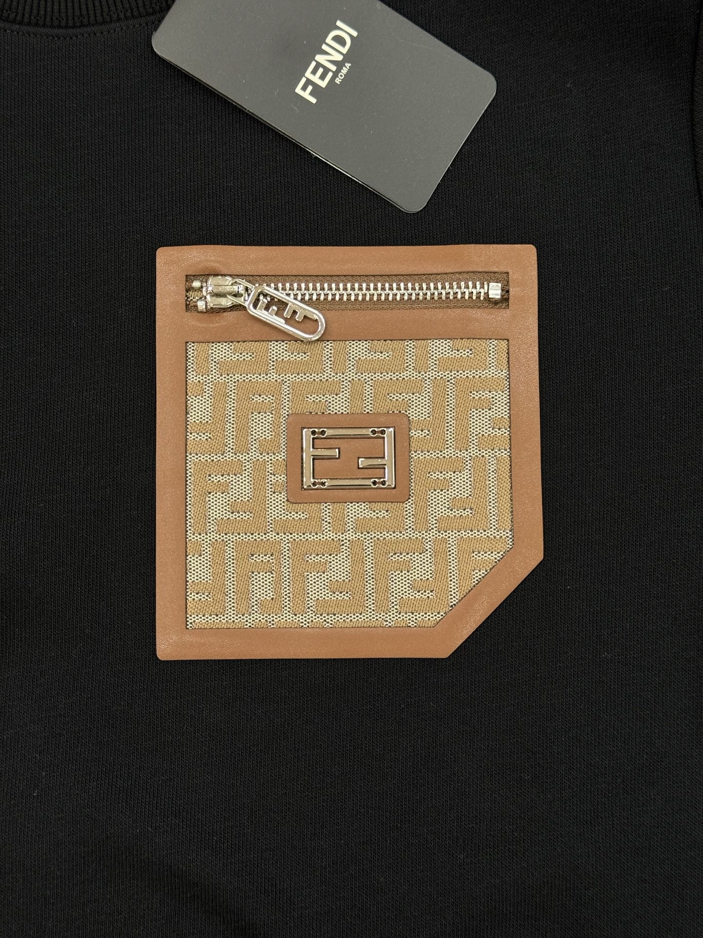 Fend*芬-迪25s秋冬新款圆领卫衣.男女同款～最新立体皮标原版设计.搭配口袋设计.定制380g卫衣棉