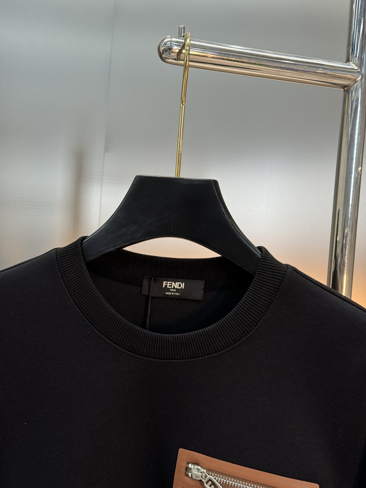 Fend*芬-迪25s秋冬新款圆领卫衣.男女同款～最新立体皮标原版设计.搭配口袋设计.定制380g卫衣棉