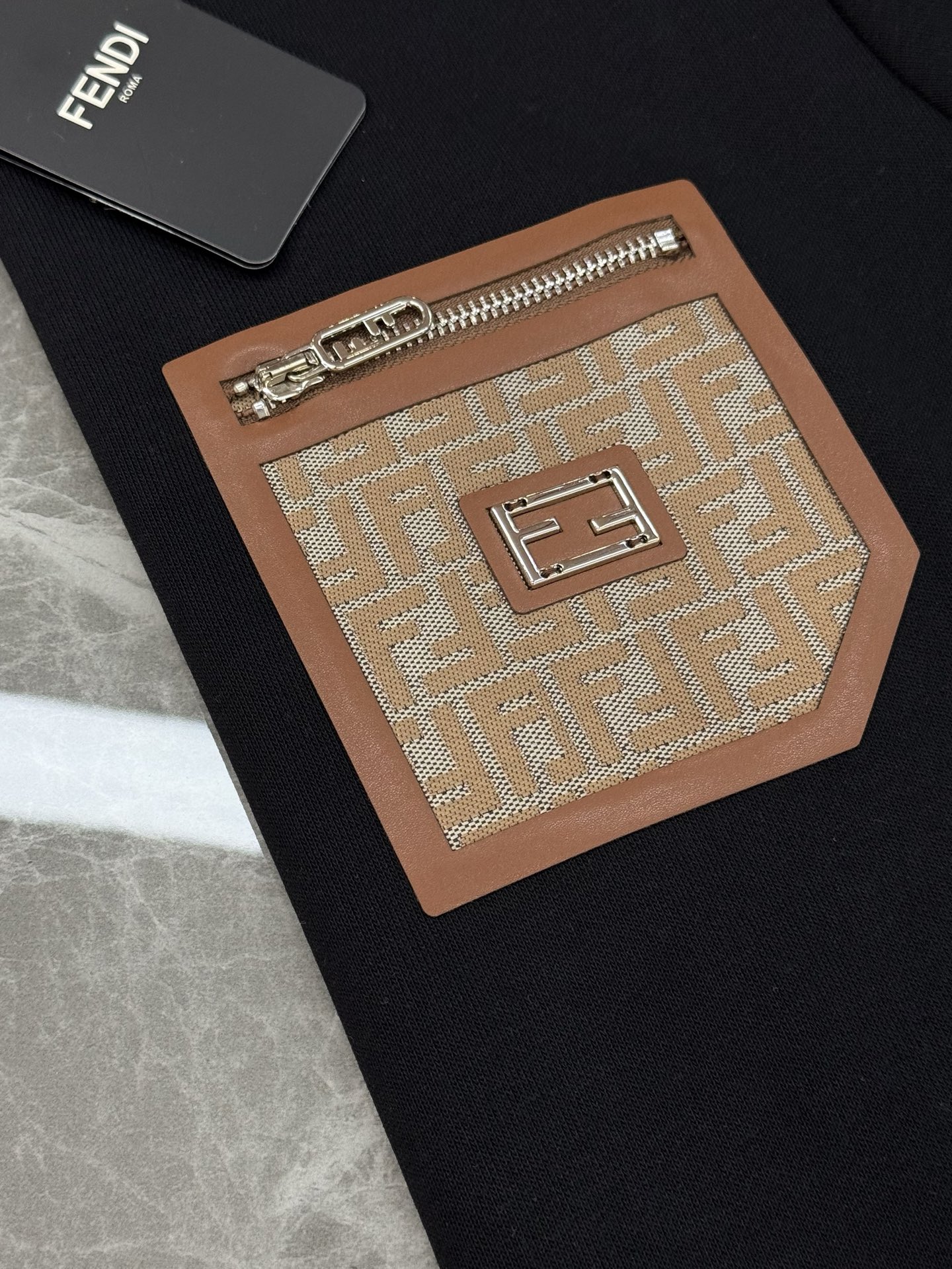 Fend*芬-迪25s秋冬新款圆领卫衣.男女同款～最新立体皮标原版设计.搭配口袋设计.定制380g卫衣棉