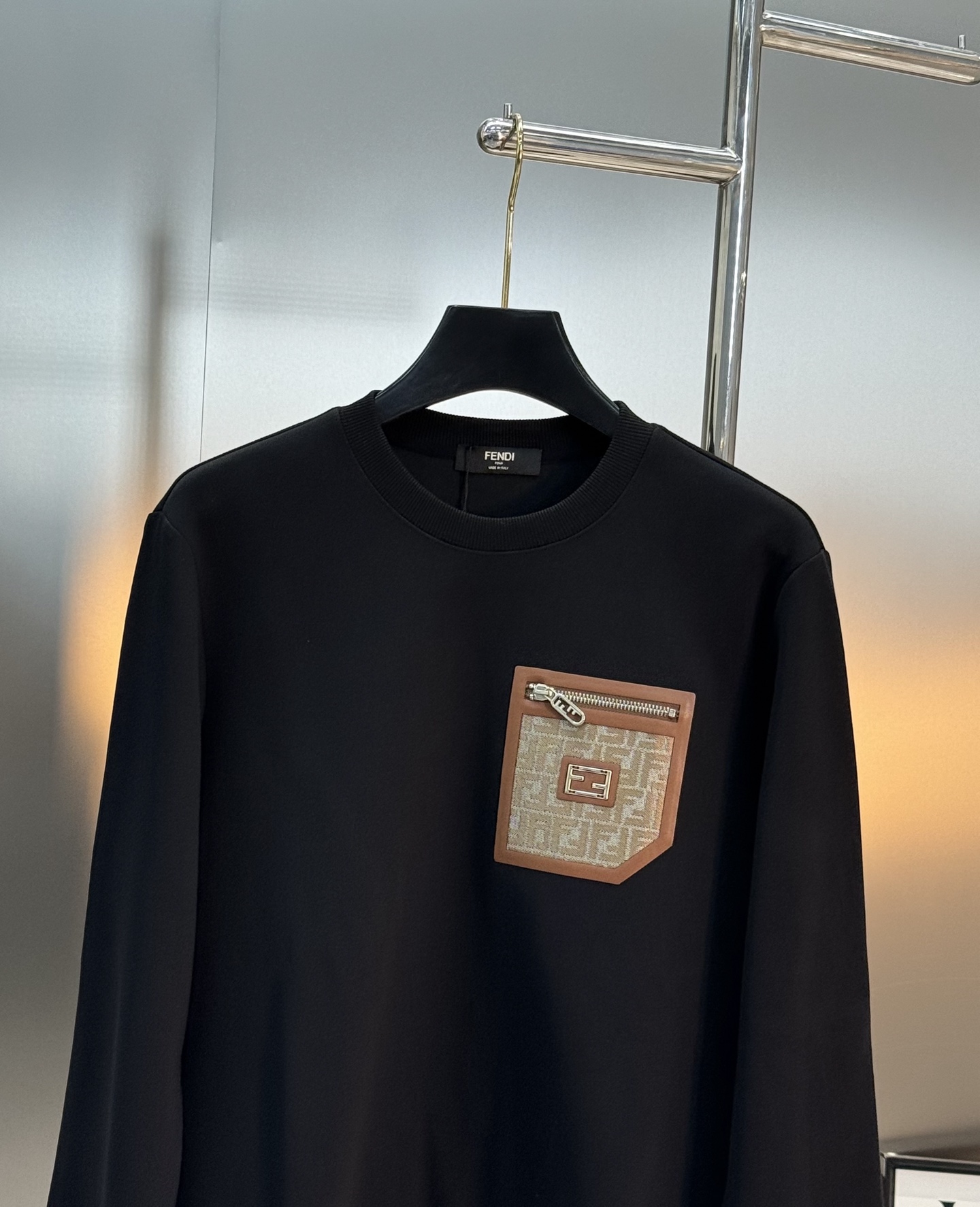 Fend*芬-迪25s秋冬新款圆领卫衣.男女同款～最新立体皮标原版设计.搭配口袋设计.定制380g卫衣棉