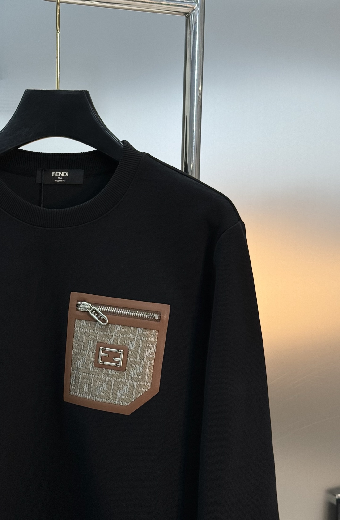 Fend*芬-迪25s秋冬新款圆领卫衣.男女同款～最新立体皮标原版设计.搭配口袋设计.定制380g卫衣棉