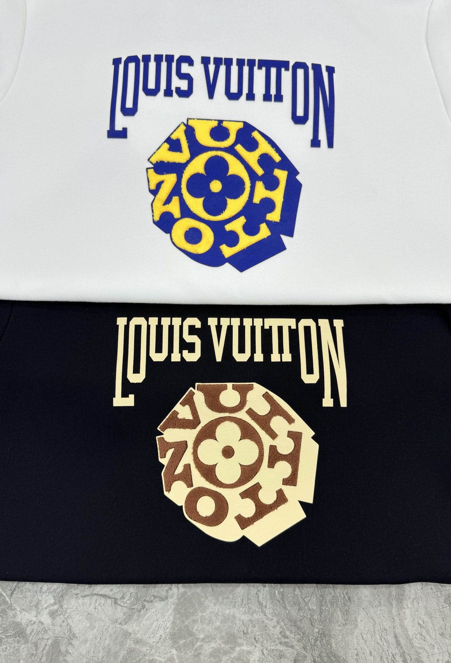 驴牌LV连帽卫衣有黑白两色，柔软棉质面料，穿着舒适又透气✨。正面LV标志+经典花纹，辨识度超高！连帽+抽