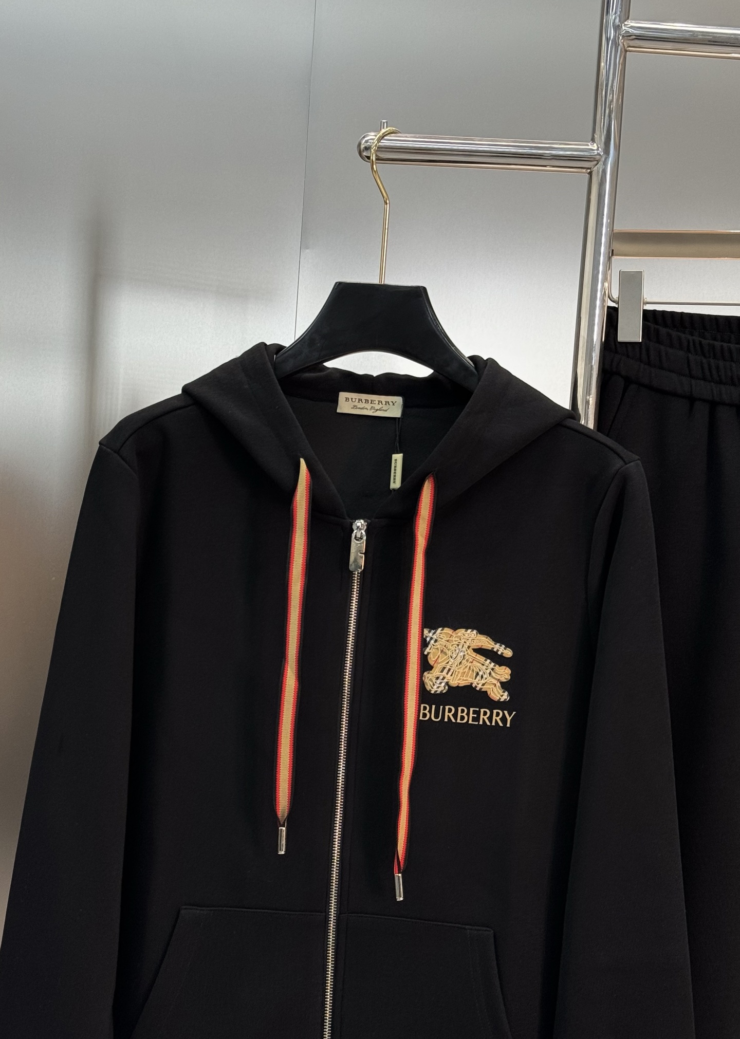 Burberry巴宝莉25s新款休闲运动套装，包含连帽拉链外套+松紧腰休闲裤，简约大气，低调奢华。外套柔