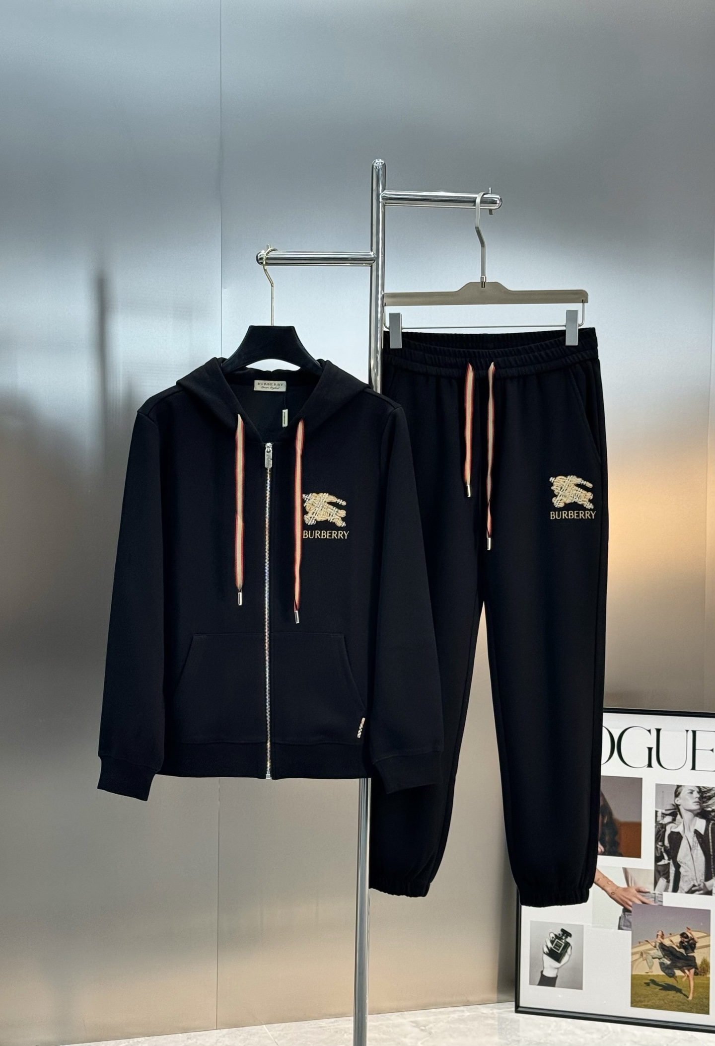 Burberry巴宝莉25s新款休闲运动套装，包含连帽拉链外套+松紧腰休闲裤，简约大气，低调奢华。外套柔