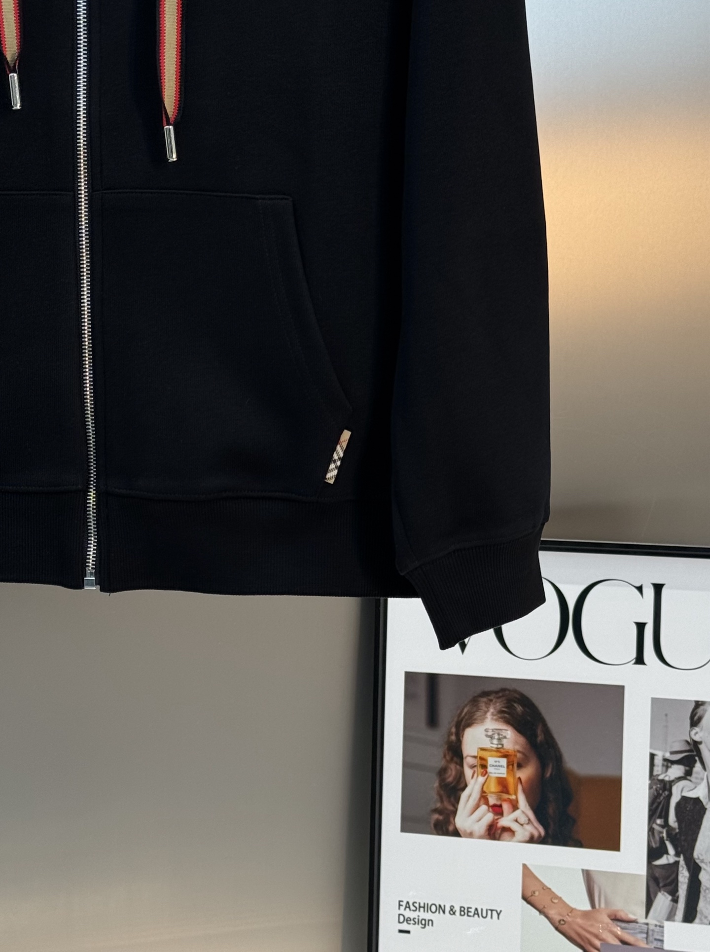 Burberry巴宝莉25s新款休闲运动套装，包含连帽拉链外套+松紧腰休闲裤，简约大气，低调奢华。外套柔