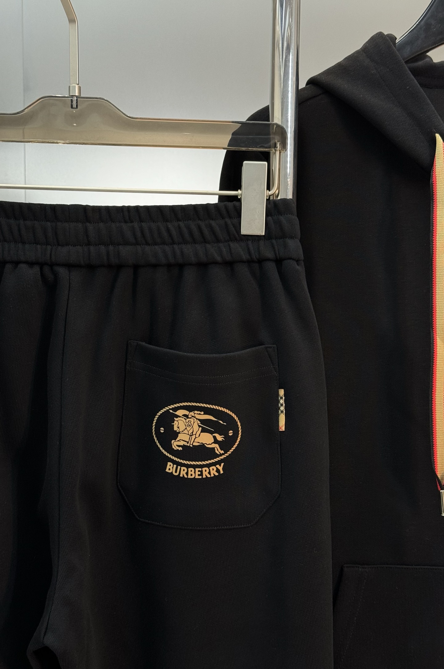 Burberry巴宝莉25s新款休闲运动套装，包含连帽拉链外套+松紧腰休闲裤，简约大气，低调奢华。外套柔