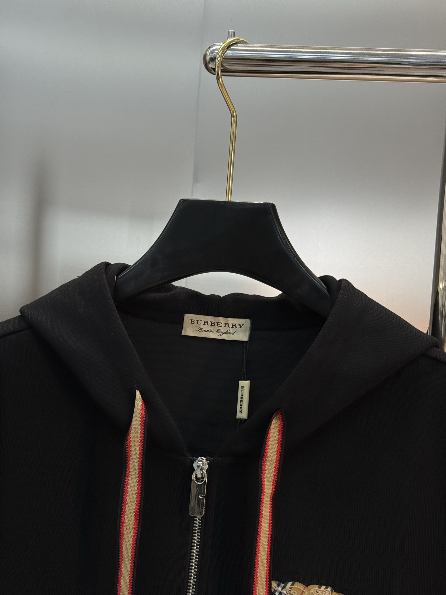 Burberry巴宝莉25s新款休闲运动套装，包含连帽拉链外套+松紧腰休闲裤，简约大气，低调奢华。外套柔