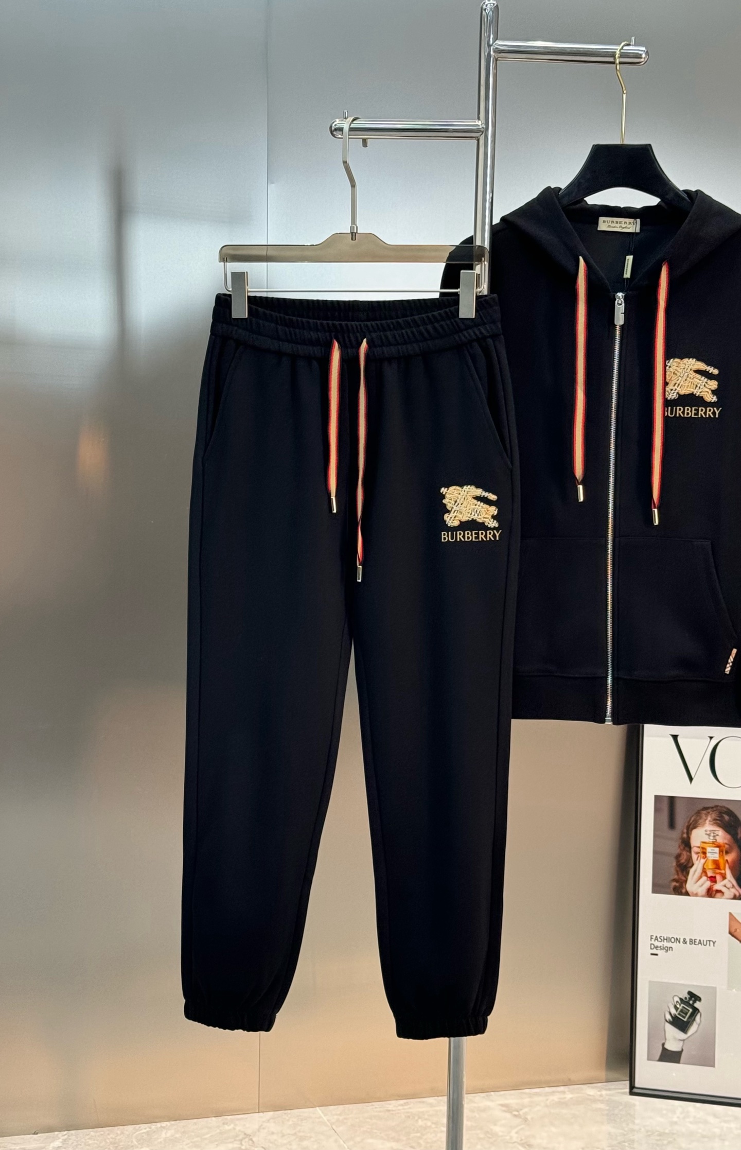 Burberry巴宝莉25s新款休闲运动套装，包含连帽拉链外套+松紧腰休闲裤，简约大气，低调奢华。外套柔
