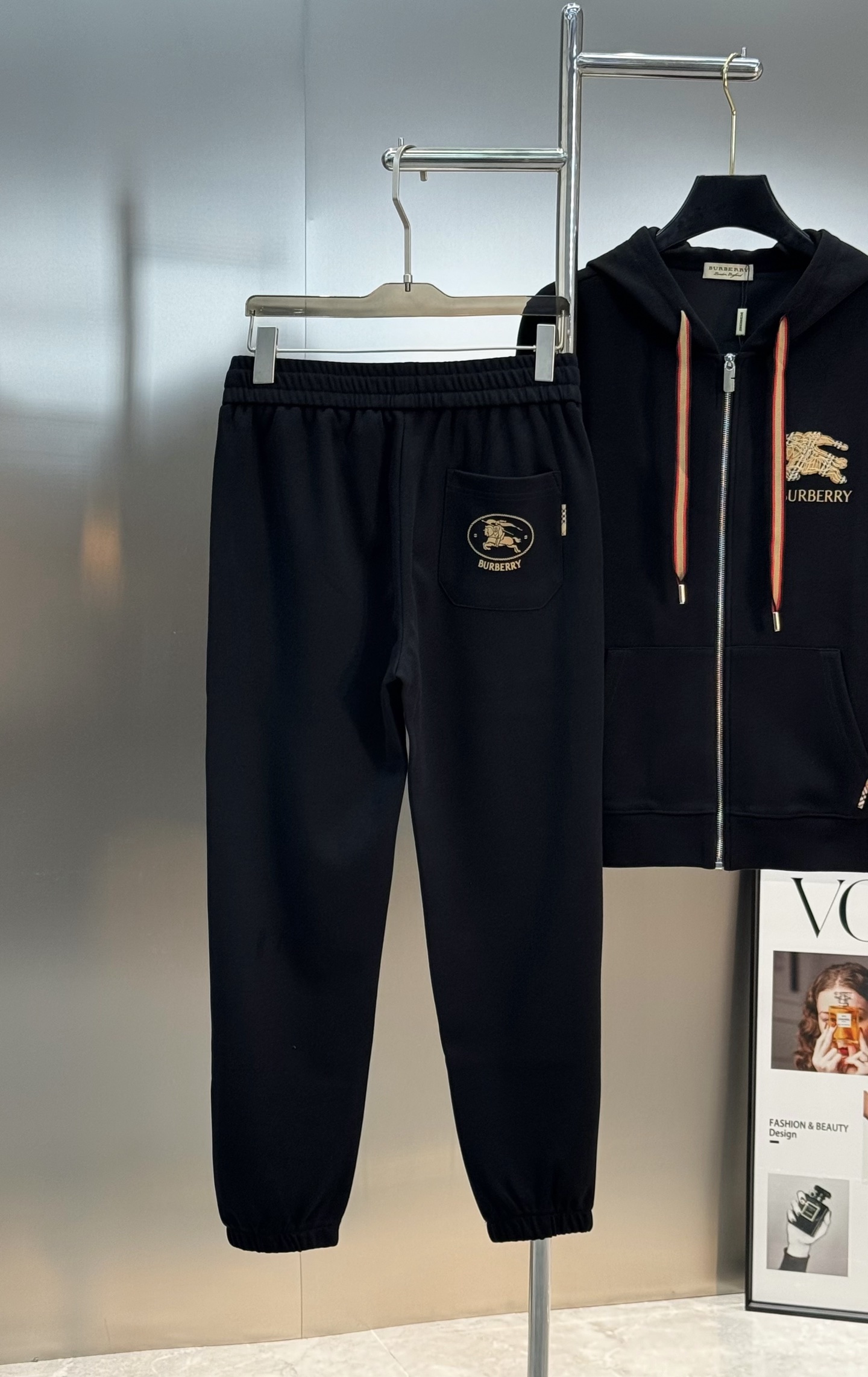 Burberry巴宝莉25s新款休闲运动套装，包含连帽拉链外套+松紧腰休闲裤，简约大气，低调奢华。外套柔