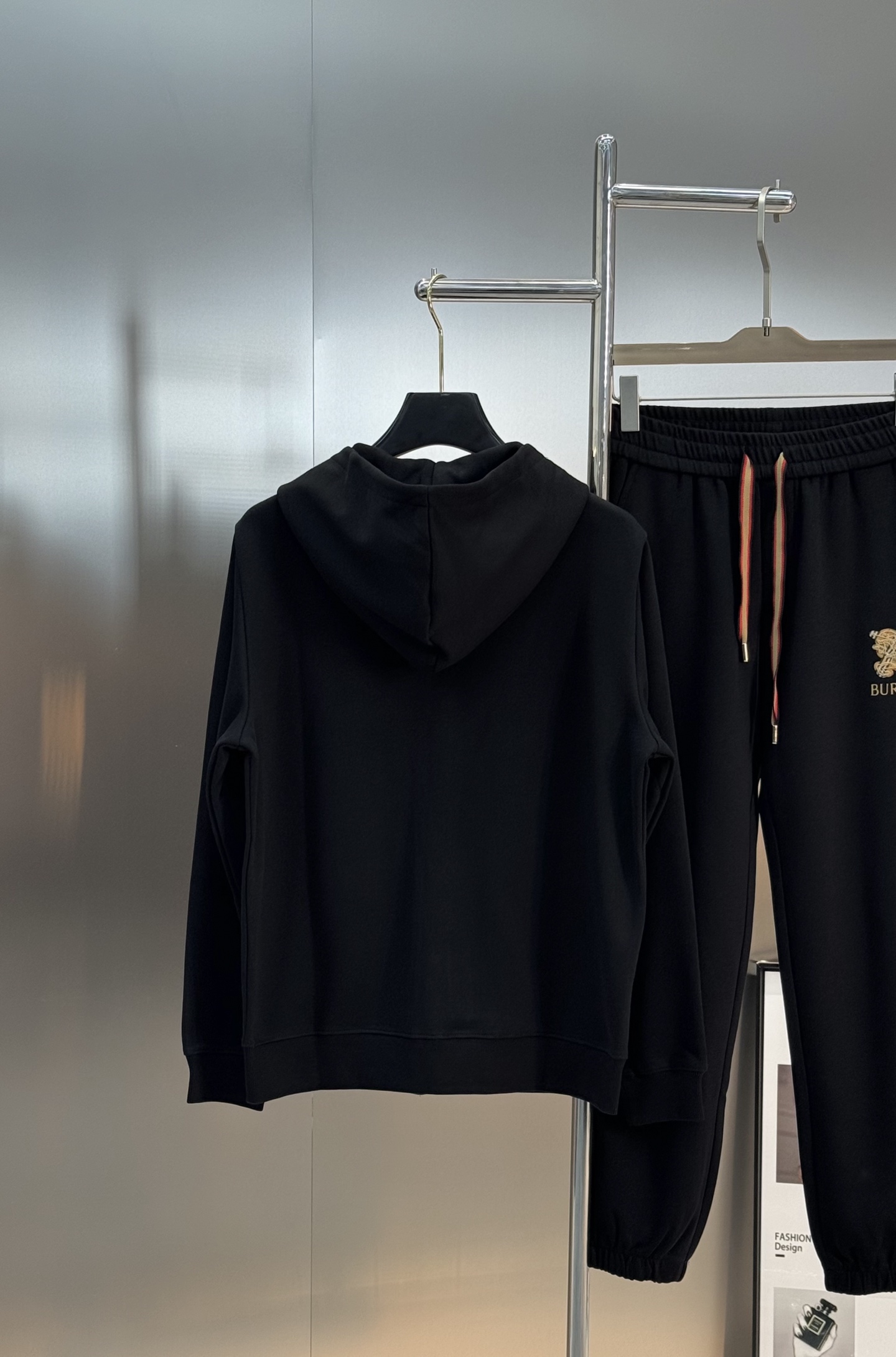 Burberry巴宝莉25s新款休闲运动套装，包含连帽拉链外套+松紧腰休闲裤，简约大气，低调奢华。外套柔