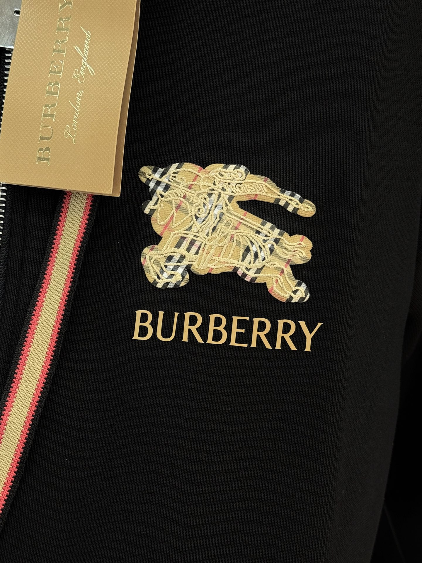 Burberry巴宝莉25s新款休闲运动套装，包含连帽拉链外套+松紧腰休闲裤，简约大气，低调奢华。外套柔