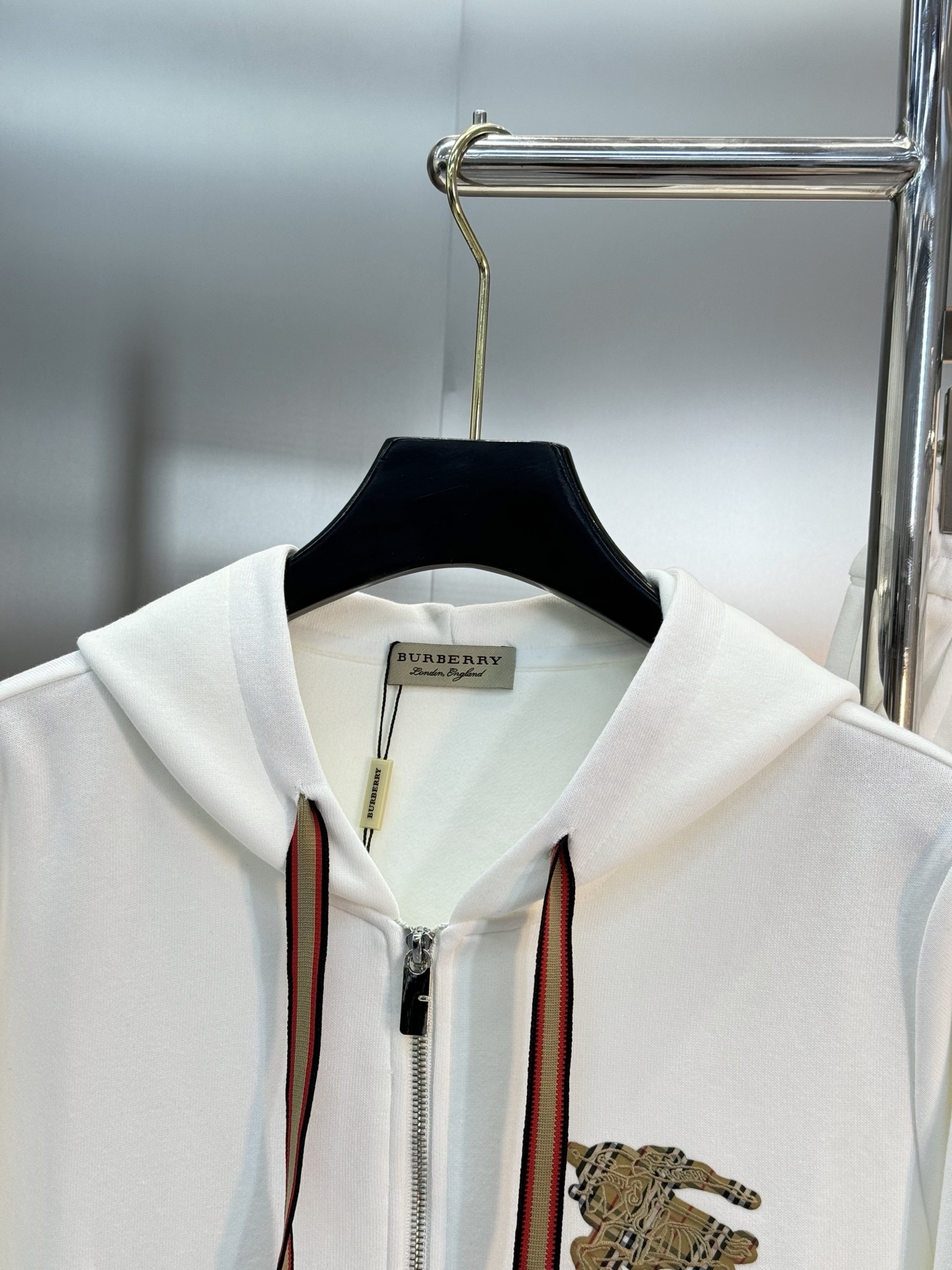 Burberry巴宝莉25s新款休闲运动套装，包含连帽拉链外套+松紧腰休闲裤，简约大气，低调奢华。外套柔