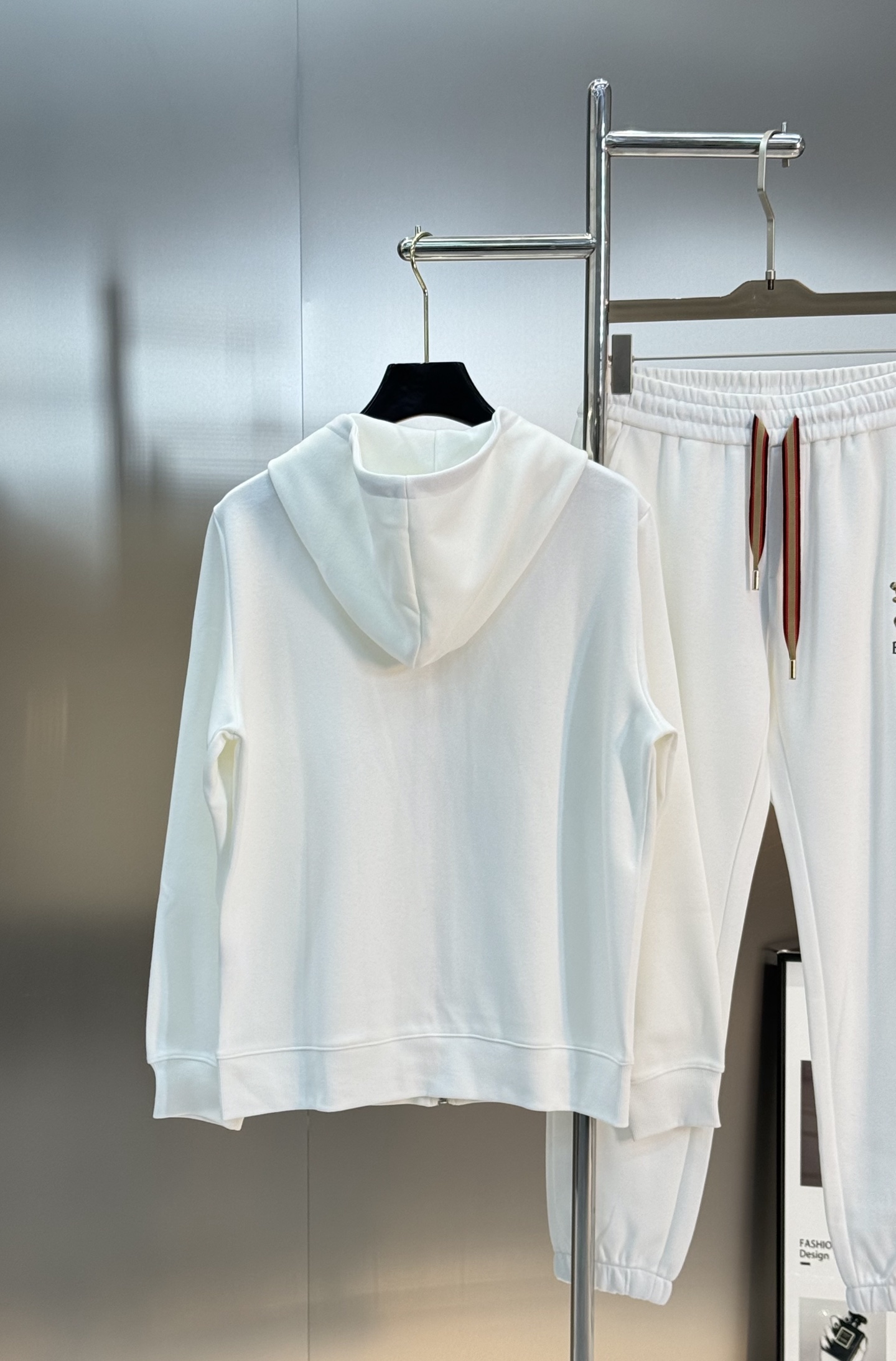 Burberry巴宝莉25s新款休闲运动套装，包含连帽拉链外套+松紧腰休闲裤，简约大气，低调奢华。外套柔