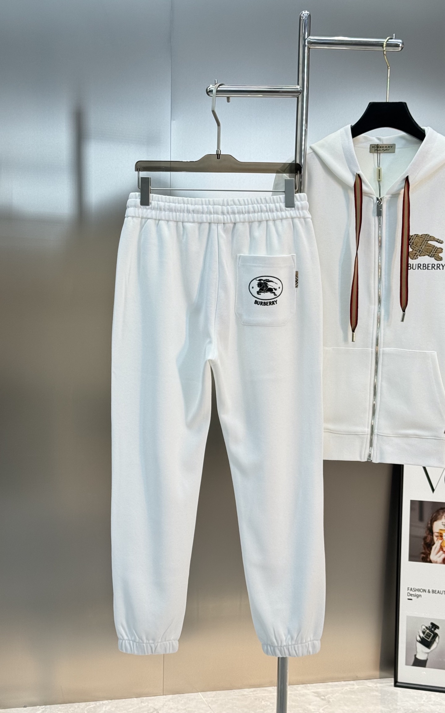 Burberry巴宝莉25s新款休闲运动套装，包含连帽拉链外套+松紧腰休闲裤，简约大气，低调奢华。外套柔