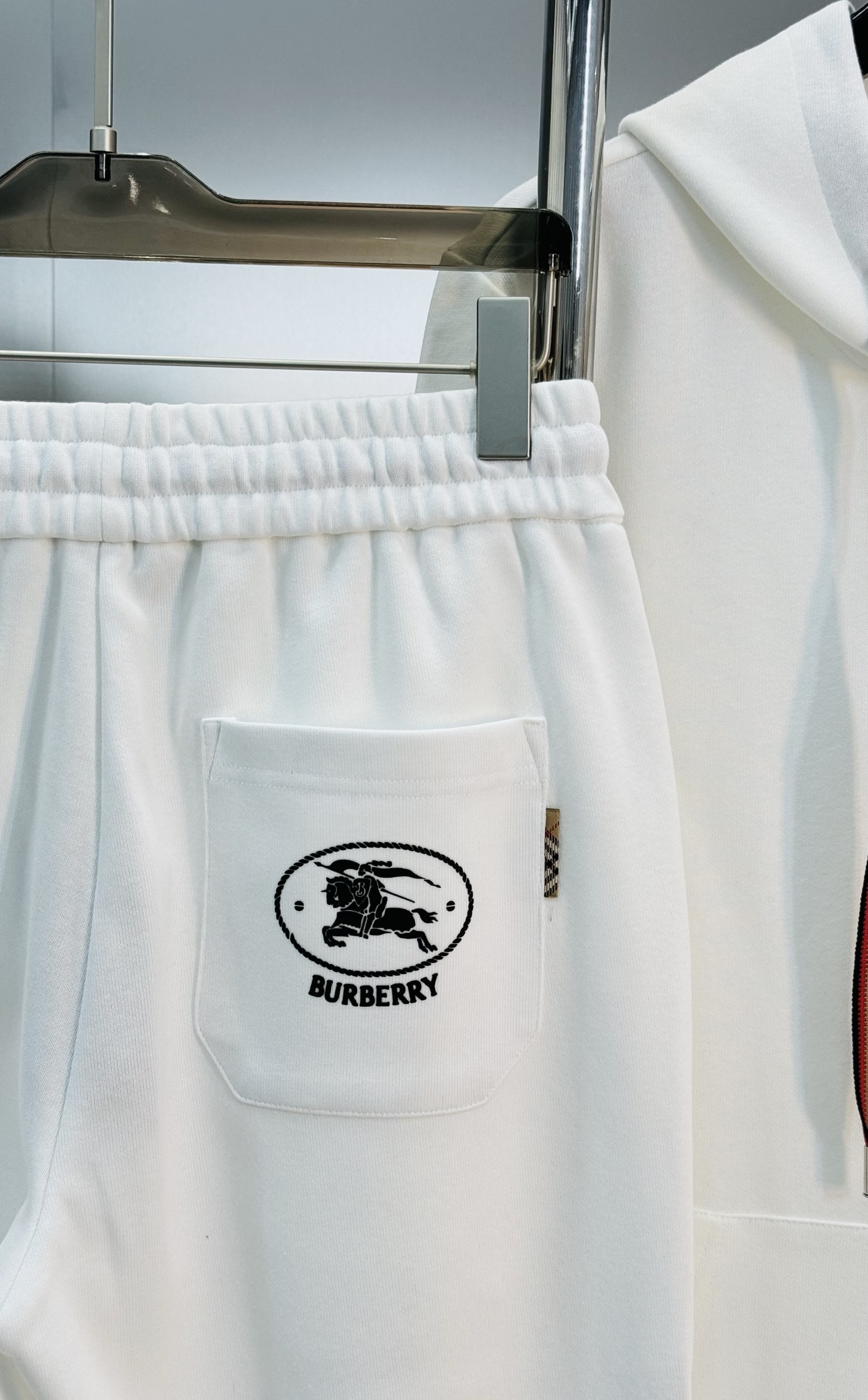 Burberry巴宝莉25s新款休闲运动套装，包含连帽拉链外套+松紧腰休闲裤，简约大气，低调奢华。外套柔