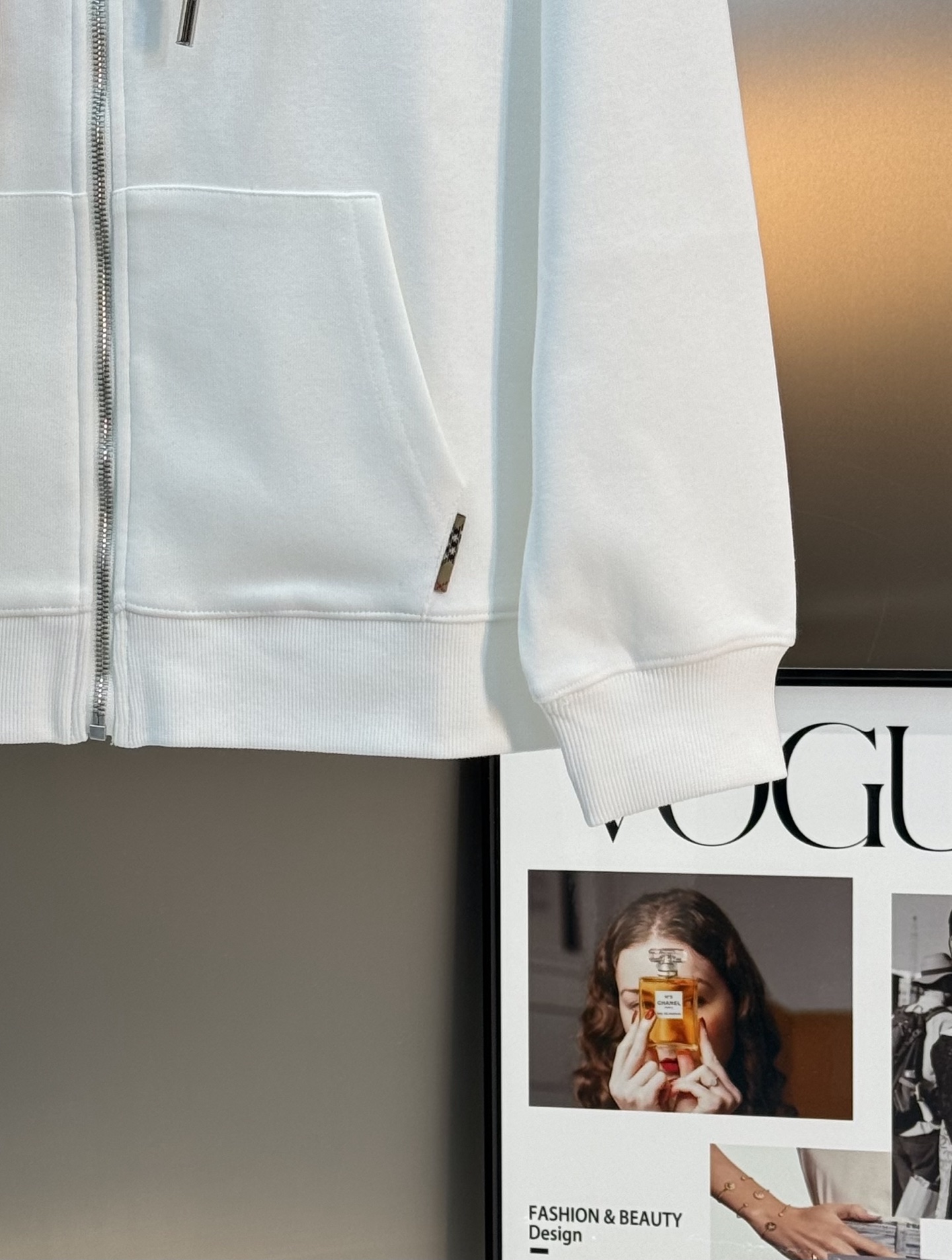 Burberry巴宝莉25s新款休闲运动套装，包含连帽拉链外套+松紧腰休闲裤，简约大气，低调奢华。外套柔