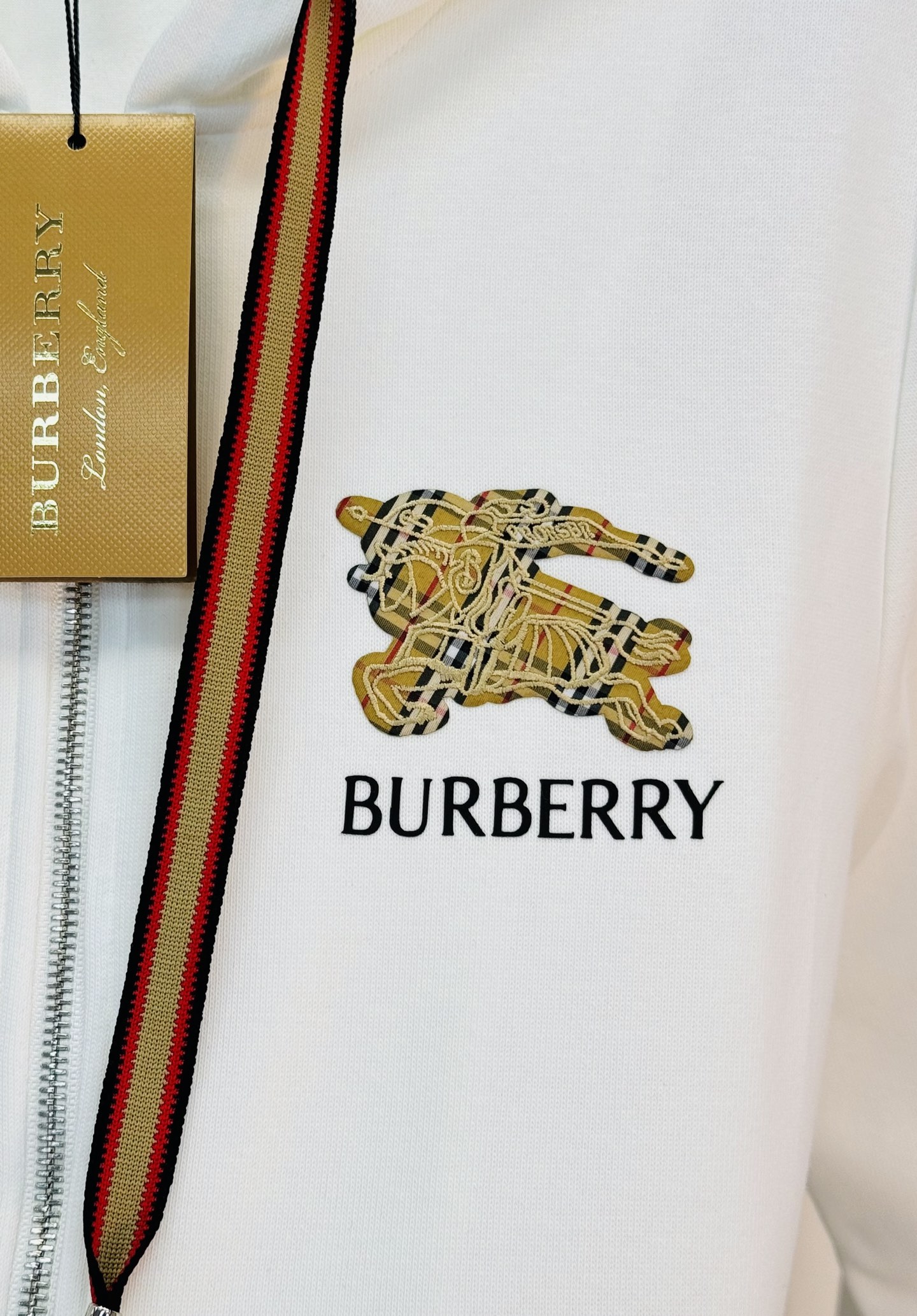 Burberry巴宝莉25s新款休闲运动套装，包含连帽拉链外套+松紧腰休闲裤，简约大气，低调奢华。外套柔