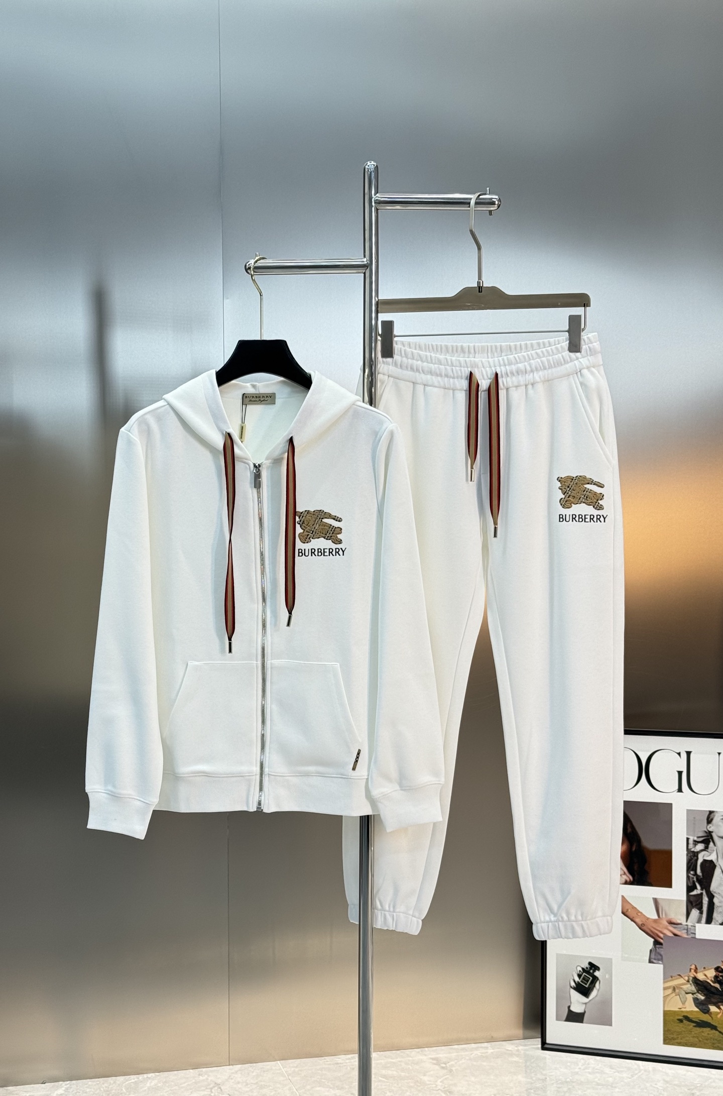 Burberry巴宝莉25s新款休闲运动套装，包含连帽拉链外套+松紧腰休闲裤，简约大气，低调奢华。外套柔