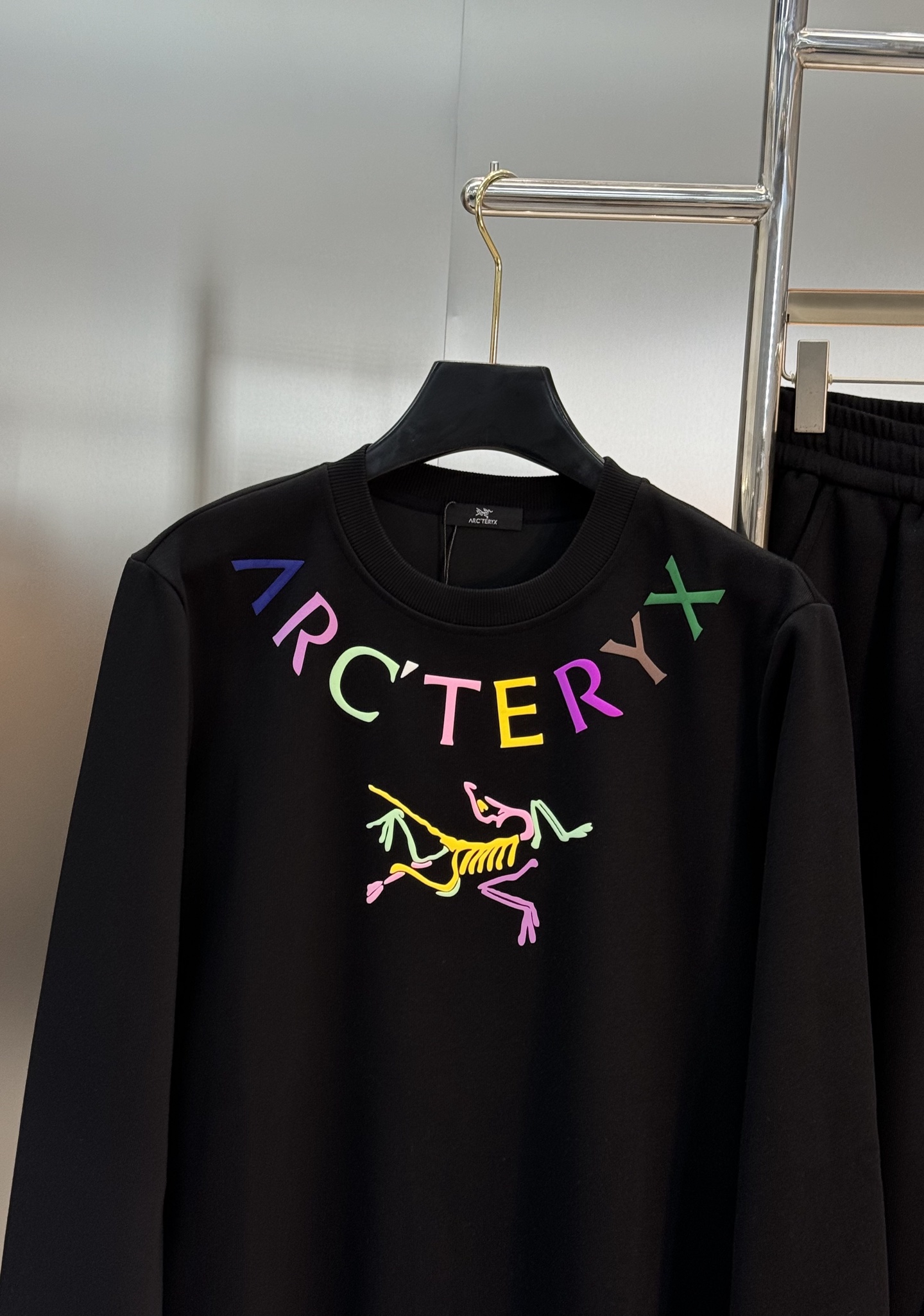 Arc’teryx始祖鸟25s新款运动休闲套装，新品推荐❤️圆领卫衣和宽松运动裤，简约又有活力！卫衣胸前