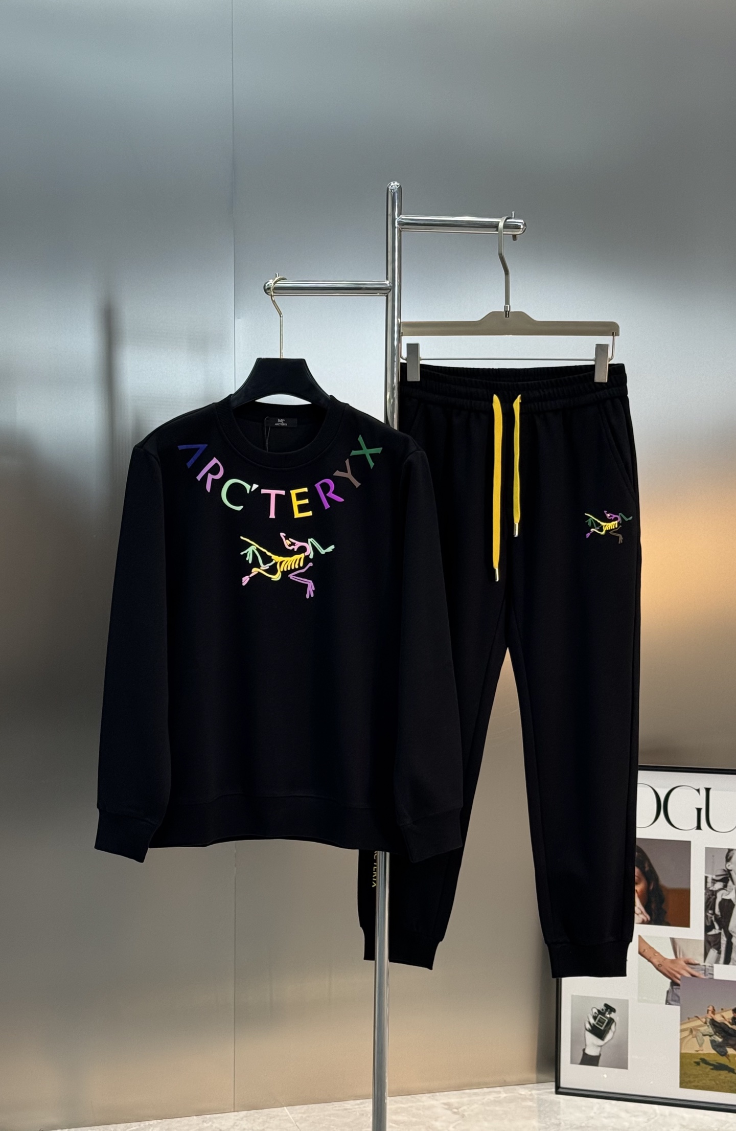 Arc’teryx始祖鸟25s新款运动休闲套装，新品推荐❤️圆领卫衣和宽松运动裤，简约又有活力！卫衣胸前
