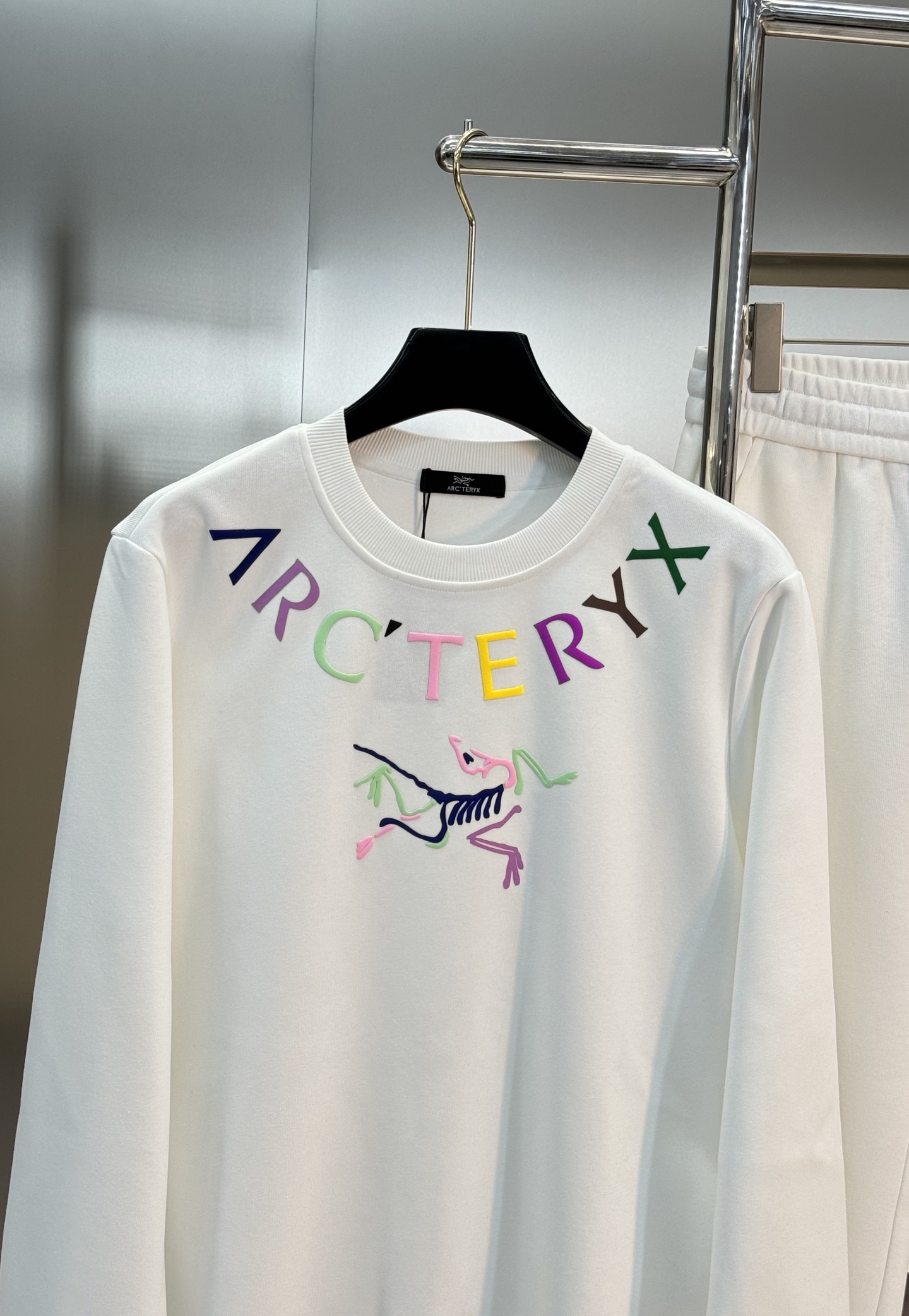 Arc’teryx始祖鸟25s新款运动休闲套装，新品推荐❤️圆领卫衣和宽松运动裤，简约又有活力！卫衣胸前