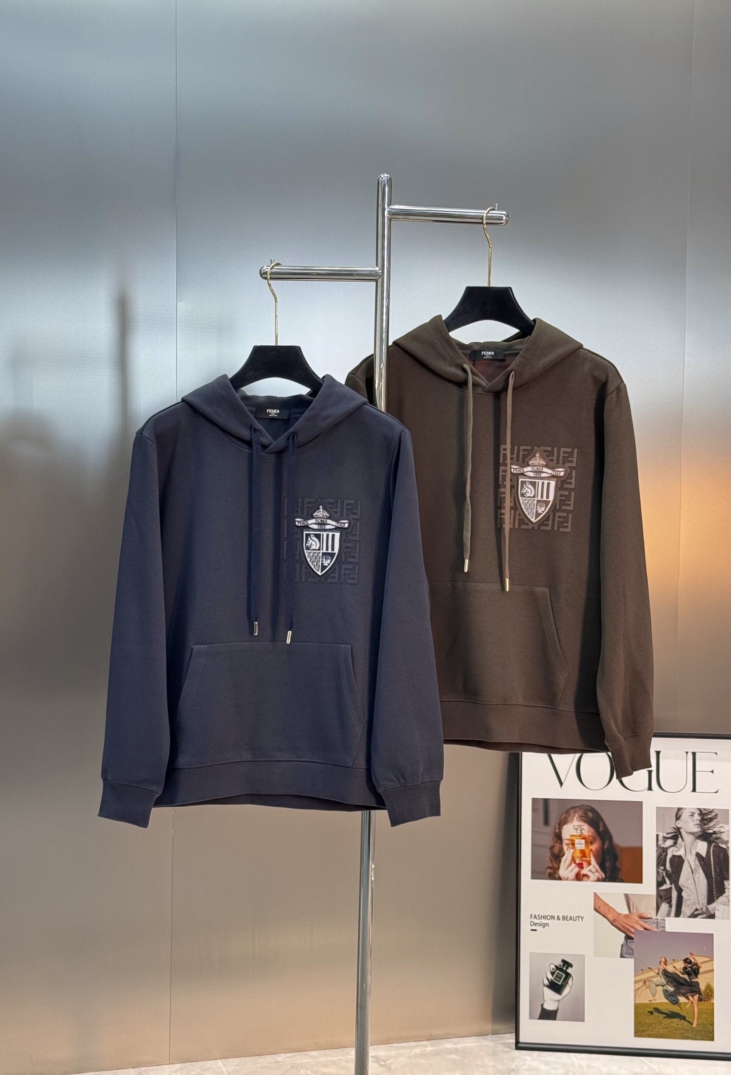 Fendi芬迪迪25S秋冬新款连帽卫衣.男女同款～胸口最新立体烫画大牌刺绣经典FF设计.同色系高级好看.