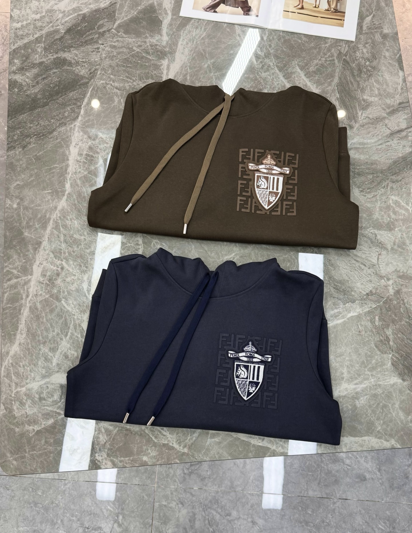 Fendi芬迪迪25S秋冬新款连帽卫衣.男女同款～胸口最新立体烫画大牌刺绣经典FF设计.同色系高级好看.